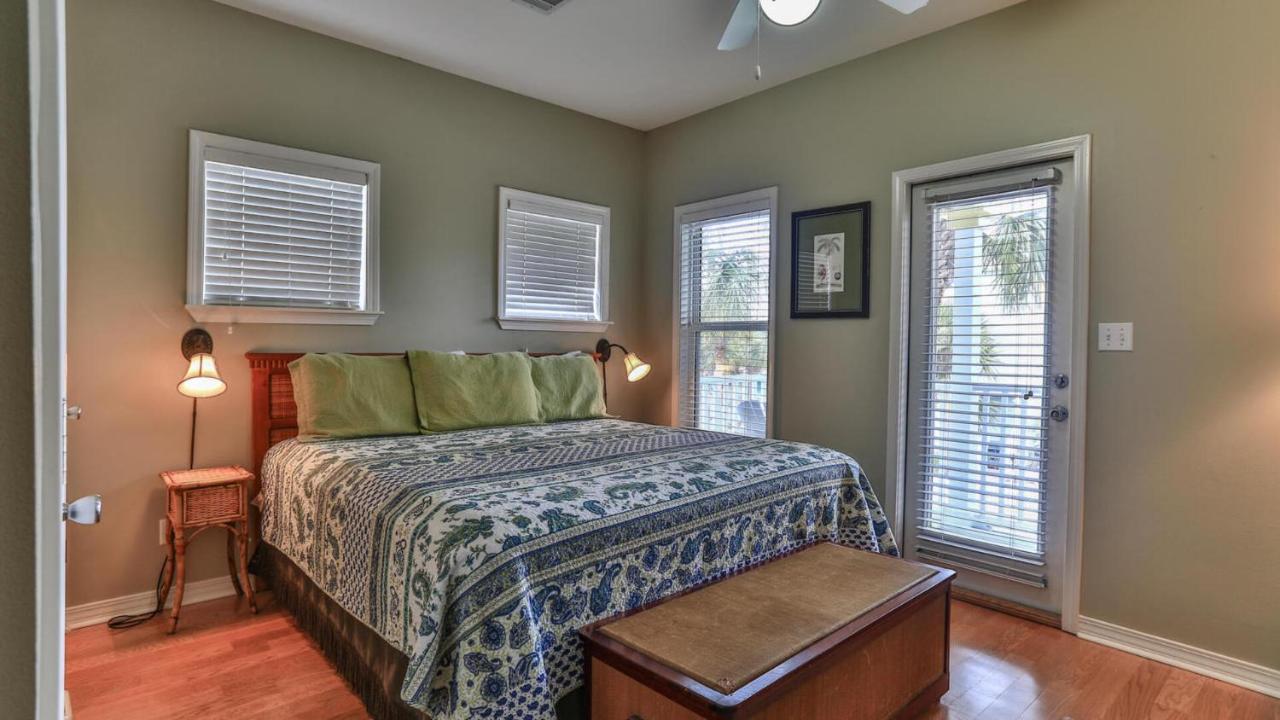 Biglows Bungalow: Beachside Retreat With Pet-friendly Perks Holiday home Destin
