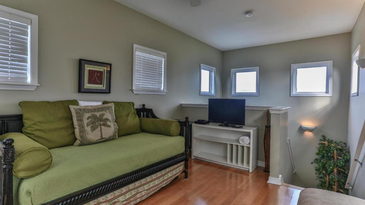 Holiday home Biglows Bungalow: Beachside Retreat With Pet-friendly Perks Destin