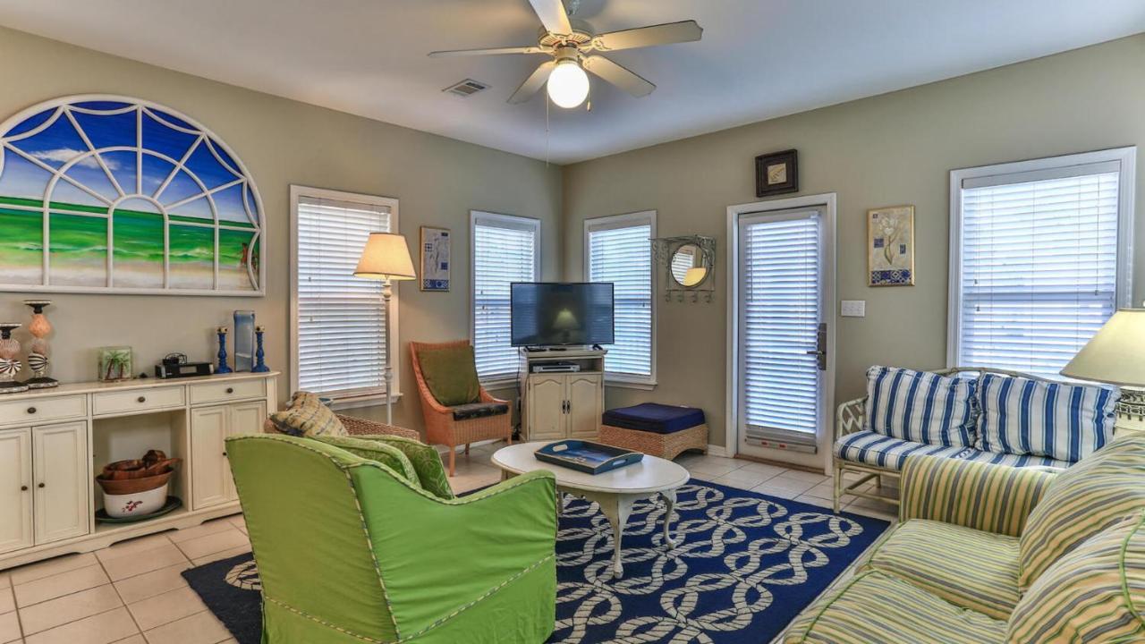 Biglows Bungalow: Beachside Retreat With Pet-friendly Perks Holiday home Destin