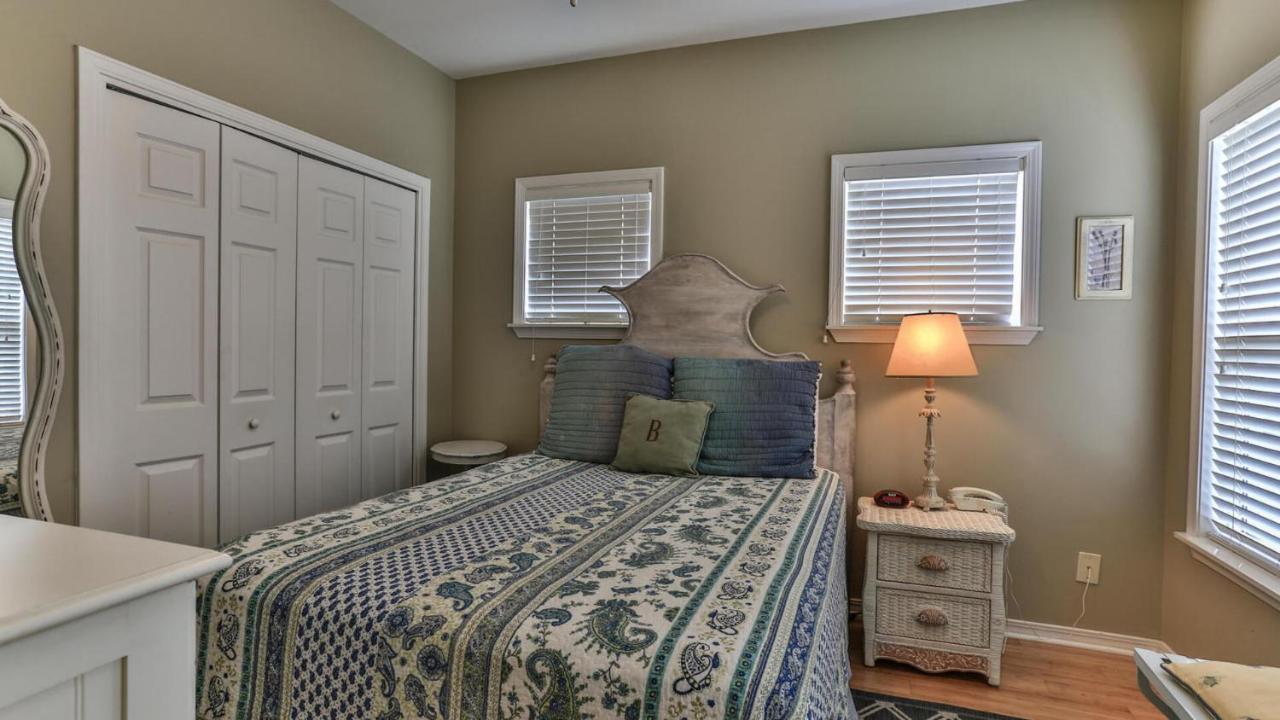 Holiday home Biglows Bungalow: Beachside Retreat With Pet-friendly Perks Destin