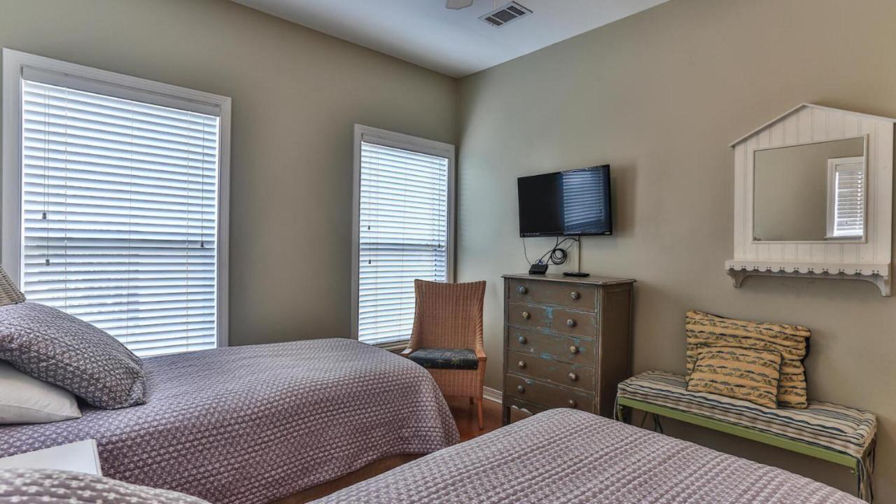 Holiday home Biglows Bungalow: Beachside Retreat With Pet-friendly Perks