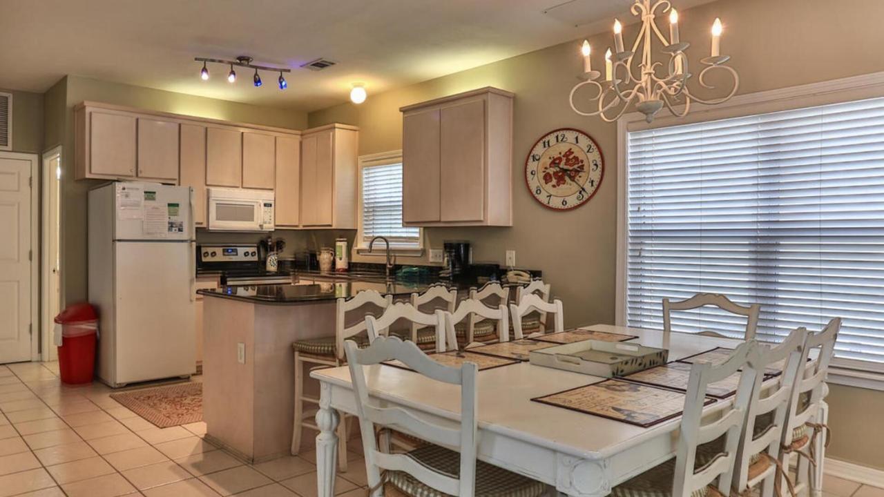Holiday home Biglows Bungalow: Beachside Retreat With Pet-friendly Perks Destin